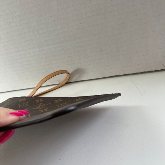 Louis Vuitton Monogram Canvas Neverfull Pouch Red Interior  (116630-1) - Picture 4 of 9